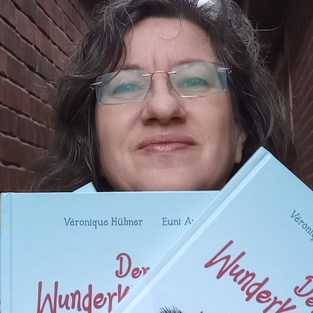 Toni Schmidt mit Logo und Bücher 