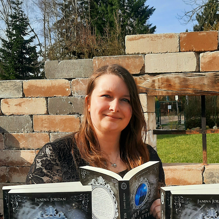 Toni Schmidt mit Logo und Bücher 
